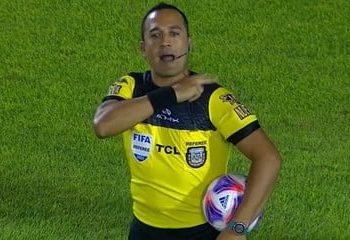 Los antecedentes de Fernando Espinoza dirigiendo a Banfield